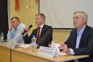 Исполняющий обязанности главы управы Антон Иванов (в центре)