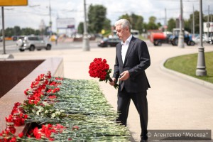 Сергей Собянин возложил цветы к импровизированному мемориалу возле станции "Парк Победы"