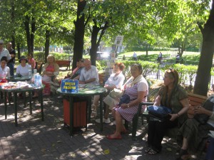 В сквере на Чонгарском бульваре для всех читающих жителей района была проведена встреча «Библиотека на скамейке»