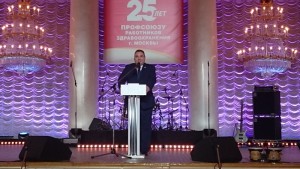 Председатель профсоюза работников здравоохранения Сергей Ремизов поздравил собравшихся