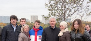 Члены молодёжной палаты района Нагорный Максим Казанский и Давид Лесс приняли участие в акции по озеленению Южного округа
