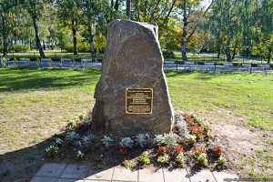 памятный камень в ознаменование победы отряда русской армии под командованием генерала Дорохова над французскими кавалеристами был установлен на Черноморском бульваре в сентябре 2012 года
