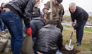 Сергей Собянин принял участие в озеленении территории вдоль Каширского шоссе