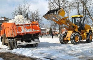 Для уборки улиц и дворов ЮАО от снега задействуют более 700 единиц специализированной техники