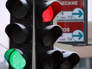 Самостоятельно переключать режим работы во время снегопадов теперь могут светофоры в Москве