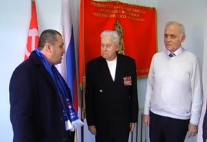 Эдуард Саков (в центре) получил заслуженную награду от активистов Нагорного района 