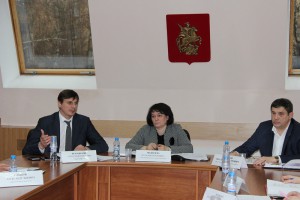 Глава управы Александр Красовский (слева)  отчитался о деятельности перед муниципальными депутатами 