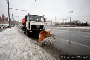 Расстоянию от Москвы до Сургута равна колонна самосвалов со снегом с улиц столицы