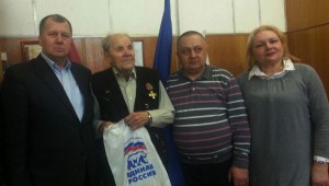 90-летний юбилей отметил художник из Нагорного района Анатолий Школин (второй слева) 
