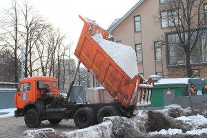 Более 100 кубических метро снега вывезли с территории Нагорного района 