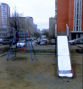 На одной из детских площадок Нагорного района починили горку и карусели