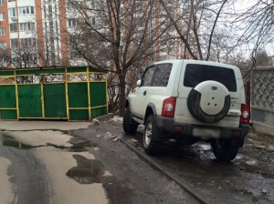 Фото несанкционированной парковки во дворе на Артековской улице 