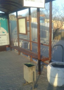 По просьбам жителей в Нагорном районе очистили остановки общественного транспорта от мусора