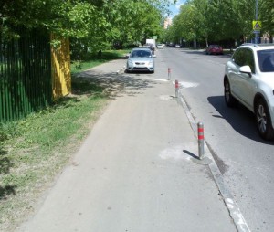 Новые столбики на Артековской улице 
