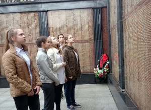 Школьники посетили мемориал в Донском районе 