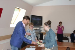 Юные жители получили паспорта из рук главы управы Александра Красовского 