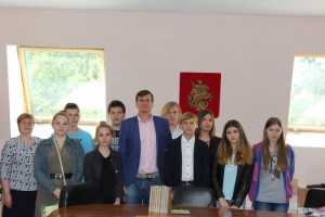 Паспорта юным жителям вручил лично глава управы Александр Красовский 
