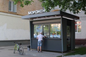 Один из киосков нового образца "Мороженое" в Нагорном районе 