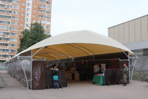 Недавно ярмарку в Нагорном районе оборудовали новым шатром 