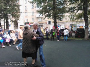 Жители района Нагорный на ретро-дискотеке 