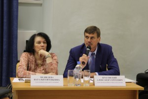 Глава управы Александр Красовский (справа) провел очередную встречу с населением 