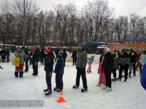 Жители Южного округа катаются на коньках