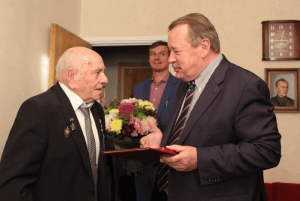 Префект ЮАО Алексей Челышев  вручает ветерану знак «75 лет битвы за Москву»