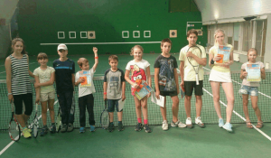Юные жители района  в теннисном лагере 