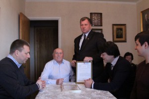 В ЮАО со 100-летием поздравили легендарного разведчика Алексея Ботяна