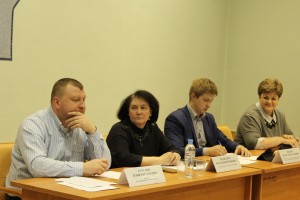 Наталья Медведева (вторая слева) на встрече главы управ с жителями