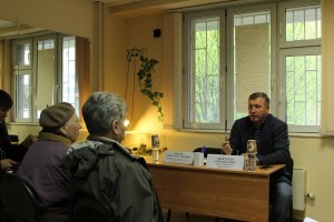 Депутат Мосгордумы Сергей Зверев на встрече с жителями