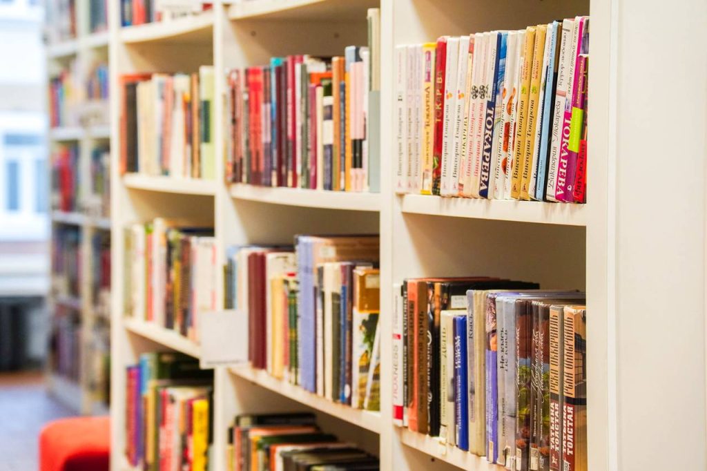 Сотрудники библиотеки №148 имени Федора Тютчева откроют выставку. Фото: Ксения Догонашева, «Вечерняя Москва»