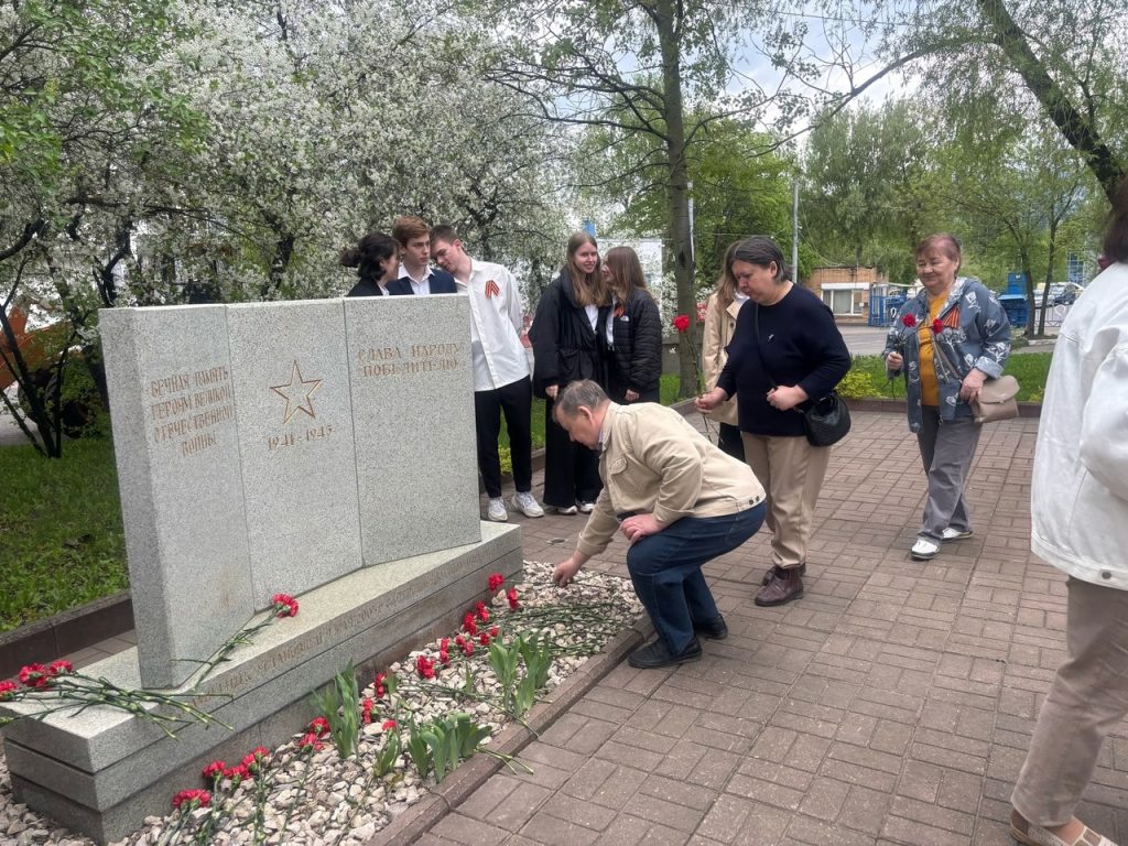 Мемориально-патронатную акцию ко Дню Победы провели в Нагорном. Фото: официальная страница управы района Нагорный в социальных сетях.