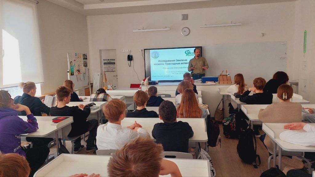 Научный сотрудник МГУ провел лекцию для учеников Бауманской инженерной школы №1580. Фото: официальная страница Бауманской инженерной школы №1580 в социальных сетях