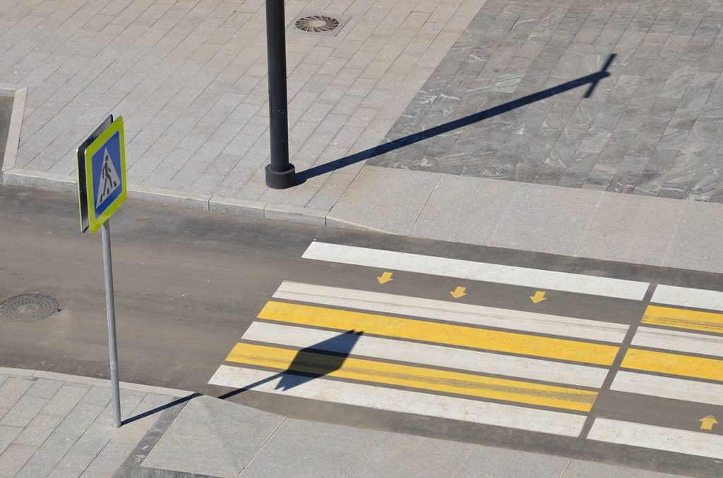 Движение по одной полосе перекрыли на Варшавском шоссе до августа. Фото: Анна Быкова, «Вечерняя Москва»