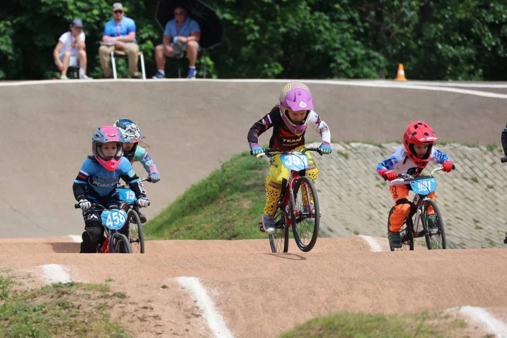 Воспитанница ДО школы №1450 стала призером соревнований по велосипедному спорту. Фото: официальная страница школы в социальных сетях 