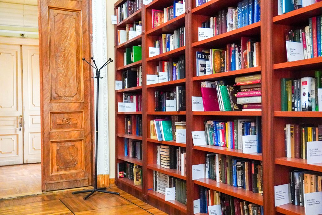 Книжная выставка-знакомство «Я взрослею…» открылась в библиотеке №148 имени Федора Тютчева. Фото: Ксения Догонашева, «Вечерняя Москва»