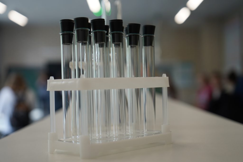 Ученики школы №1450 в рамках проекта «Билет в будущее» посетили МНПЦ лабораторных исследований. Фото: Анна Быкова, «Вечерняя Москва»