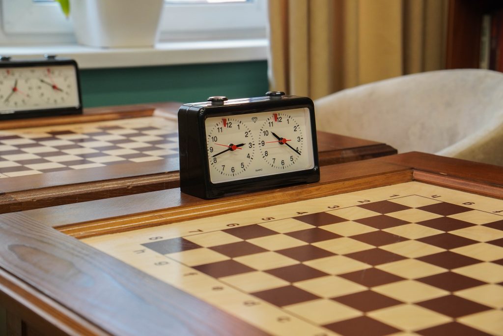 Ученик Бауманской инженерной школы №1580 завоевал золото в командном первенстве Москвы по классическим шахматам. Фото: Ксения Догонашева, «Вечерняя Москва»