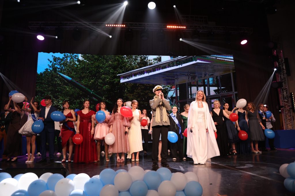 Выпускной прошел в Бауманской инженерной школе №1580. Фото: официальная страница Бауманской инженерной школы №1580 в социальных сетях