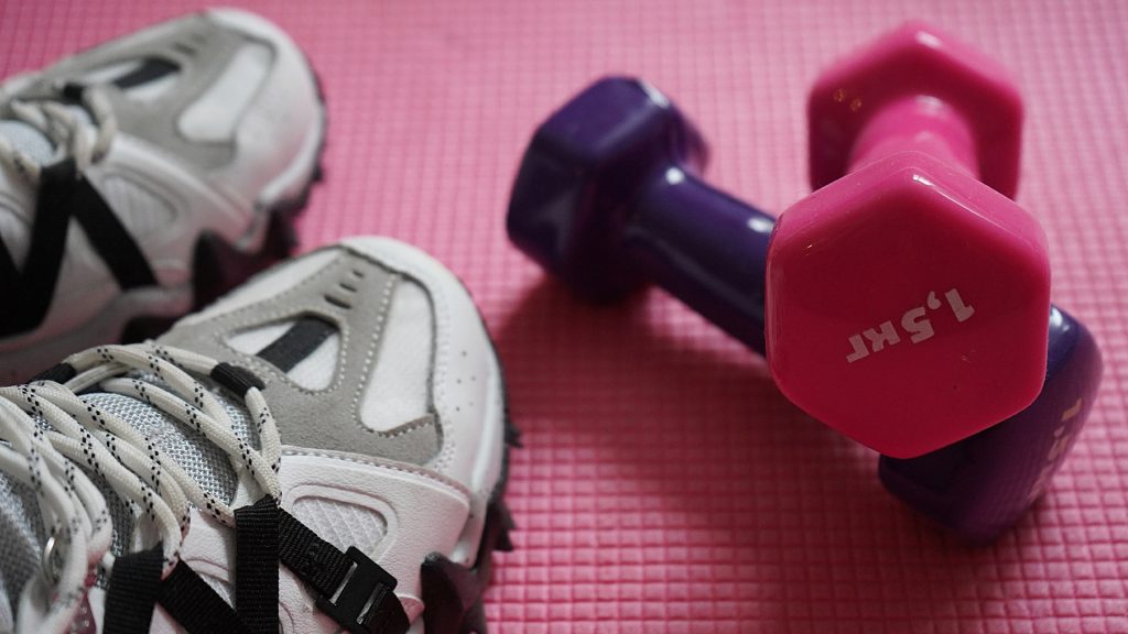 Пользу степ-аэробики для детей рассмотрели педагоги школы №1450 «Олимп». Фото: Анна Быкова, «Вечерняя Москва»