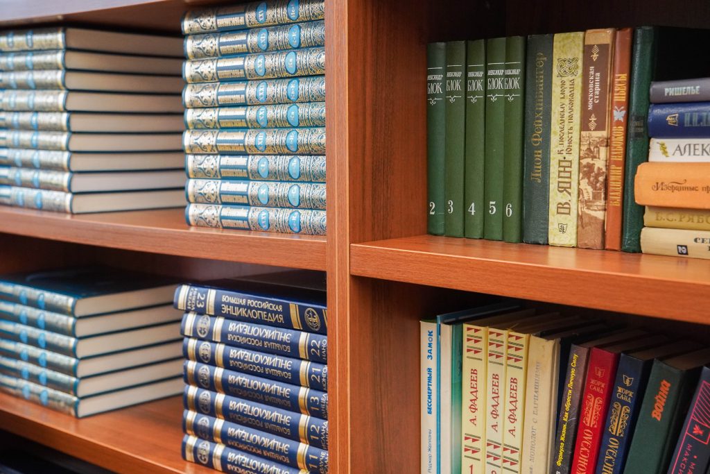 Сотрудники библиотеки №148 имени Федора Тютчева организовали патриотические активности. Фото: Ксения Догонашева, «Вечерняя Москва»