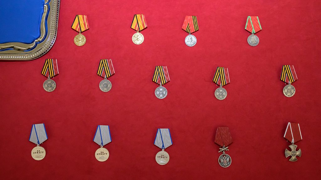 Экспозицию «Мужество защитников Отечества в наградах, знаках и значках» представили в КЦ «Нагорный». Фото: Дмитрий Дубинский, «Вечерняя Москва»