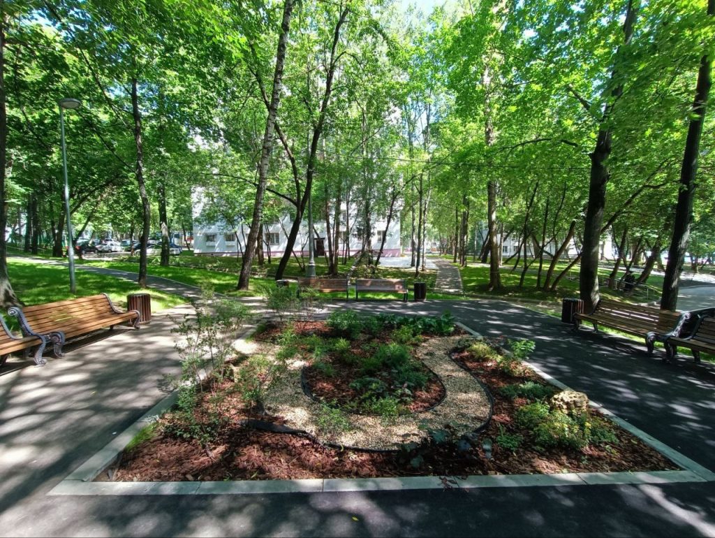 На Балаклавском проспекте завершили благоустройство зоны отдыха. Фото: официальная страница управы района Нагорный города Москвы в социальных сетях