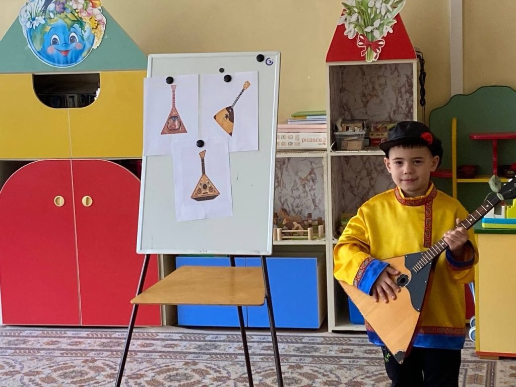 Посвященное истории балалайки занятие прошло в ДО школы №504. Фото: официальная страница школы №504 в социальных сетях