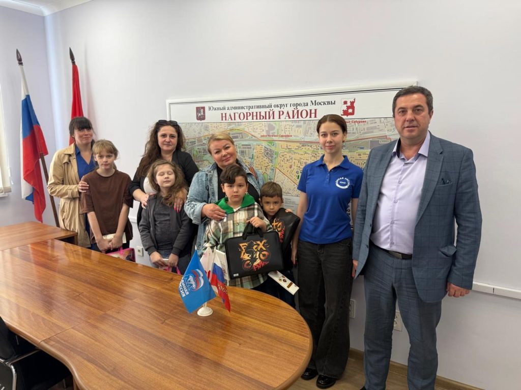 Представители управы Нагорного района провели благотворительную акцию. Фото: официальная страница управы района Нагорный города Москвы в социальных сетях