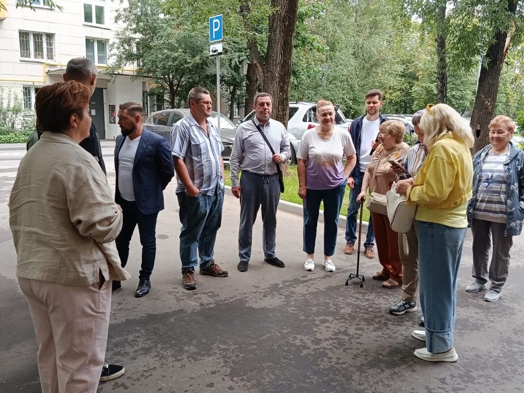 Обход территории провел глава управы Нагорного района. Фото: официальная страница управы района Нагорный города Москвы в социальных сетях