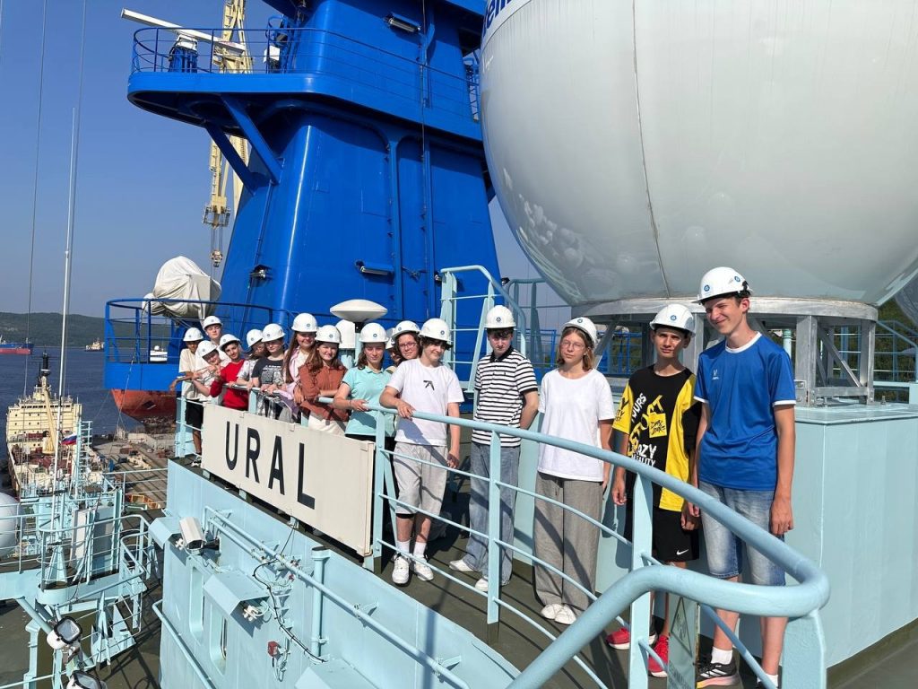 Десятиклассницы школы №1450 «Олимп» стали призерами проекта «Юный полярник». Фото: страница школы №1450 «Олимп» в социальных сетях