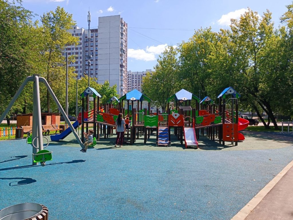 Новую детскую площадку открыли в Нагорном. Фото: страница управы района Нагорный в социальных сетях.