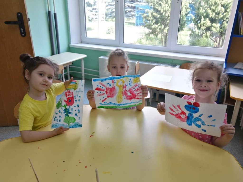 «Разноцветные ладошки»: творческий день провели в дошкольном отделении «Жемчужинка» школы №504. Фото: страница школы №504 в социальных сетях